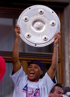 Fussball:  Paolo Sergio jubelt mit der Meisterschale