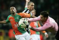 Fussball CL: Bremen - Turin, Zweikampf