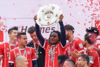 Fussball, 1. Bundesliga  Saison 16/17: Jubel FC Bayern Muenchen mit Schale