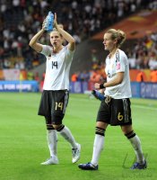 FIFA Frauen-Weltmeisterschaft 2011: Kim KULIG , Simone LAUDEHR (v. li., Deutschland)
