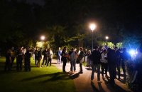 Tuebinger Nachtleben, Menschenansammlung im Bota (Alte Botanischen Garten) in der Nacht auf Sonntag