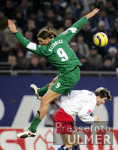 Fussball 1. Bundesliga: Hamburg - Wolfsburg, Zweikampf