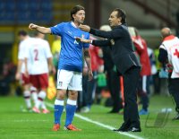 Fussball International WM Qualifikation 2014:  Riccardo Montolivo und Trainer Cesare Prandelli (v. li., Italien)