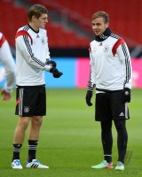 Fussball Training Deutsche Nationalmannschaft: Toni Kroos (Deutschland) und Mario Goetze (Deutschland)
