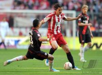 Fussball 1. Bundesliga : Arturo Vidal (li, Bayer 04 Leverkusen)  gegen Daniel van Buyten (re, FC Bayern Muenchen)