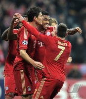 Fussball CHL  Saison 2011/2012: JUBEL nach dem Tor mit Mario Gomez, Luiz Gustavo, Franck Ribery (v.li., FC Bayern Muenchen)