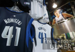 Basketball NBA  Mavericks  vs. Lakers; Fanshop Nowitzki Trikots