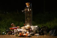 Tuebinger Nachtleben, Menschenansammlung im Bota (Alte Botanischen Garten) in der Nacht auf Samstag