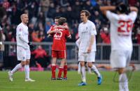 Fussball 1. Bundesliga : Mark van Bommel umarmt Thomas Mueller  (v. li., FCB)