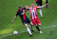 Fussball 1. Bundesliga : Lars Bender (li, Bayer 04 Leverkusen) gegen Bastian Schweinsteiger (re, FC Bayern Muenchen)