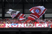 Fussball Champions League Finale: Bayern Fans Jubel mit Fahnen