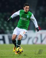 FUSSBALL, 1. BUNDESLIGA, 23. Spieltag: Bremen, OEZIL Einzelaktion