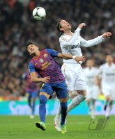 FUSSBALL International  COPA DEL REY  11/12:  Alexis Sanchez (li, Barca) gegen Sergio Ramos (Real Madrid)