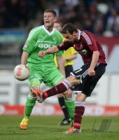 Fussball 1. Bundesliga, Saison 2012/2013: Markus Feulner (re, 1 FC Nuernberg) gegen Alexander Madlung (VfL Wolfsburg)
