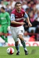 Fussball Barclays Premiership: Aston Villa,  Aaron HUGHES