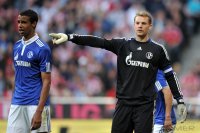 Fussball 1. Bundesliga :  Joel Matip, Torwart Manuel Neuer (v. li., FC Schalke 04)