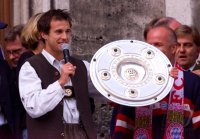 Fussball:  Mehmet Scholl jubelt mit der Meisterschale