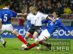 Fussball, Deutschland - Serbien und Montenegro, Zweikampf