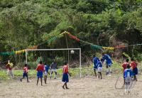 FUSSBALL: FEATURE KINDER SPIELEN FUSSBALL IN DER SUEDSEE