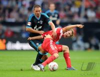 Fussball Supercup: Edu (li, FC Schalke 04) gegen Holger Badstuber (re, FC Bayern Muenchen)