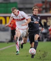 Fussball 1. Bundesliga  Saison 2010/2011: Pavel Pogrebnyak (li, VfB Stuttgart) gegen Andreas Ottl (re, FC Bayern Muenchen)