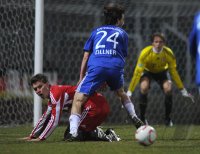 Fussball 3. Bundesliga:  Thomas Kurz (li, FC Bayern II) gegen Robert Zillner (re, Unterhaching)