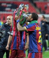 Fussball Champions League Finale 2011: Daniel Alves  (Barca) kuesst den Pokal