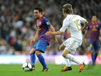FUSSBALL International  COPA DEL REY  11/12:  Xavi Hernandez (li, Barca) gegen Fabio Coentrao (Real Madrid)