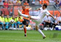 FUSSBALL INTERNATIONAL: Gregory VAN DER WIEL (li, Holland) gegen Boldizsar BODOR (re, Ungarn)