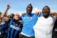 FUSSBALL SERIE A:  Wesley Sneijder, Mario Barwuah Balotelli (v. li., Inter)