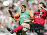 Fussball 1. Bundesliga: Bremen - Leverkusen, Zweikampf