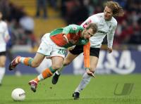 Fussball 1. Bundesliga: Bremen - Moenchengladbach, Zweikampf