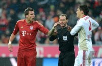 Fussball 1. Bundesliga, Saison 2012/2013: Mario Mandzukic (li, FC Bayern Muenchen)  mit Schiedsrichter Florian Meyer und Philipp Wollscheid (Bayer 04 Leverkusen)