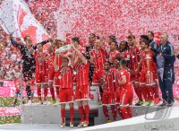 Fussball, 1. Bundesliga  Saison 16/17: Jubel FC Bayern Muenchen mit Schale