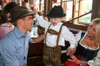 FUSSBALL 1. BUNDESLIGA 14/15:  Philipp Lahm mit seiner Frau Claudia auf der Wiesen