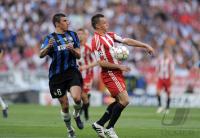 Fussball Champions League Finale: Ivica Olic (re, FCB) gegen Lucio  (li, Inter)
