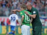 FUSSBALL  DFB Pokal 1. Hauptrunde 2011: Trainer Thomas Schaaf (SV Werder Bremen)  und Mehmet Ekici (SV Werder Bremen)