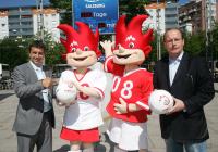 Fussball,, 07.06.2007, Enthuellung Euro Watch auf dem Salzburger Bahnhof