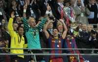 Fussball Champions League Finale 2011: Victor Valdes, Xavi Hernandez , Eric Abidal  (v. li, Barca) Jubel mit Pokal