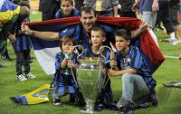 Fussball Champions League Finale: JUBEL Dejan Stankovic mit seinen Kindern (Inter)