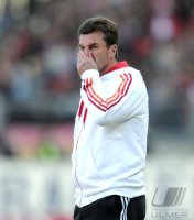 Fussball 1. Bundesliga, Saison 2011/2012: Trainer Dieter Hecking (1 FC Nuernberg)