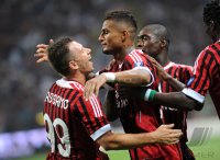 FUSSBALL Trofeo Luigi Berlusconi: JUBEL mit Cassano Antonio, Kevin Prince Boateng, Clarence Seedorf (v.li., AC Mailand)