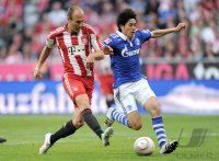 Fussball 1. Bundesliga : Arjen Robben (li, FC Bayern Muenchen) gegen Atsuto Uchida (re, FC Schalke 04)