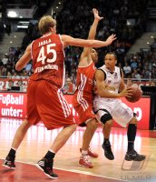 Basketball 1. Bundesliga 2011/2012:  Jan HENDRIK JAGLA (li, FC Bayern Muenchen) gegen Demond GREENE (Mitte, FC Bayern Muenchen) gegen David Mc Cray, McGray (EnBW Ludwigsburg)