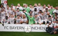 Fussball 1. Bundesliga 24/25: FC Bayern Muenchen feiert die 34. Deutschen Meisterschaft