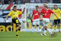 1. Fussball Bundesliga: Kevin Grosskreutz (li, Borussia Dortmund)  gegen Lewis Holtby (re, 1. FSV Mainz 05)