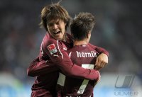 Fussball 1. Bundesliga, Saison 2011/2012:  JUBEL Gotoku Sakai (li,) mit Martin Harnik (VfB Stuttgart)