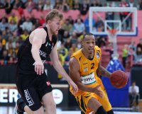 Basketball 1. Bundesliga 16/17 Hauptrunde: Walter Tigers Tuebingen -  s. Oliver Wuerzburg