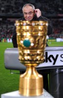 Fussball DFB Pokal 10/11 :  Trainer, Sportdirektor Felix Magath (FC Schalke 04) vor dem DFB POKAL