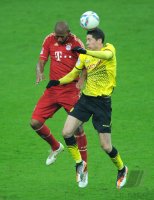 Fussball 1. Bundesliga, Saison 2011/2012: Luiz Gustavo (li, FC Bayern Muenchen) gegen Robert Lewandowski (Borussia Dortmund)